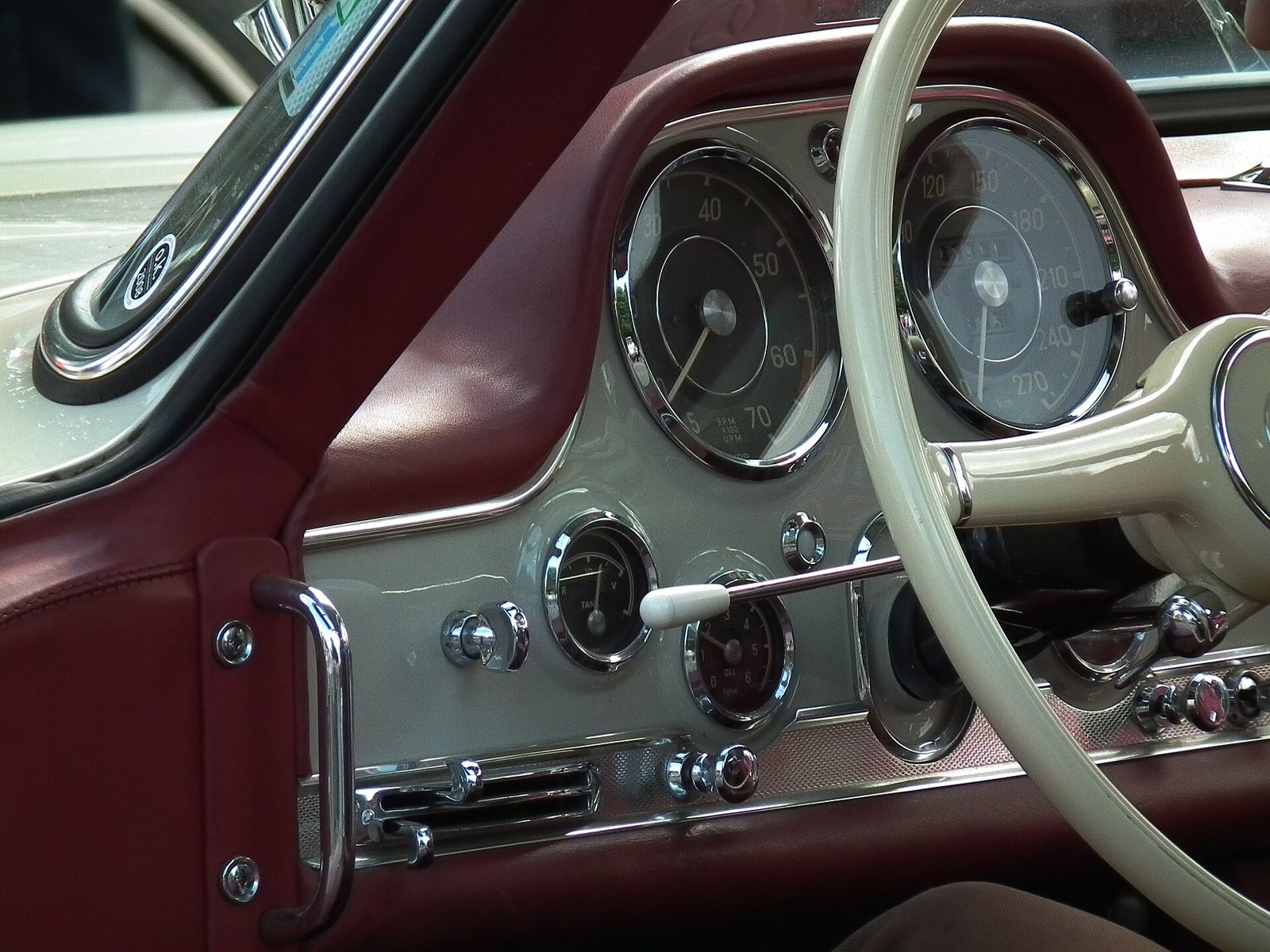 Interior: 300 SL dashboard
